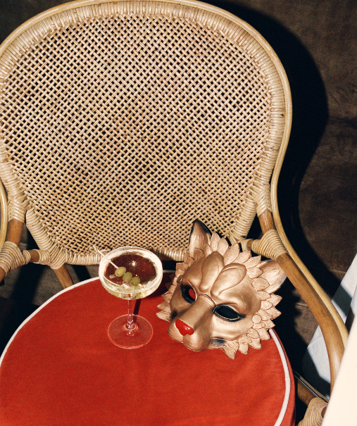 Salle intérieure animée en soirée avec chanteur au micro, décor tropical rouge et bambou – bar restaurant La Sauvageonne, Ramatuelle