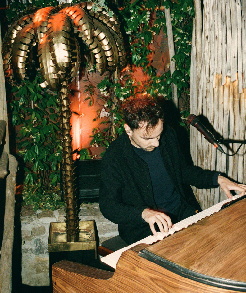 Foule dansant en extérieur sous lumières roses et violettes, boule à facettes et arbres éclairés – piano club La Sauvageonne, Ramatuelle