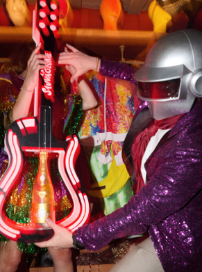 Bouteille de champagne avec sparkler tenue &agrave; bout de bras dans la salle en f&ecirc;te &ndash; piano club La Sauvageonne, Ramatuelle